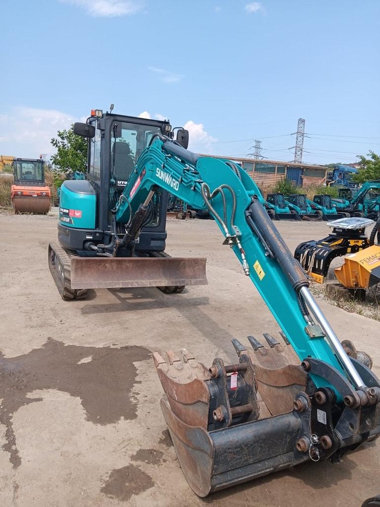 Miniexcavator SUNWARD 35UF  R DISPONIBIL PENTRU INCHIRIERE de vanzare