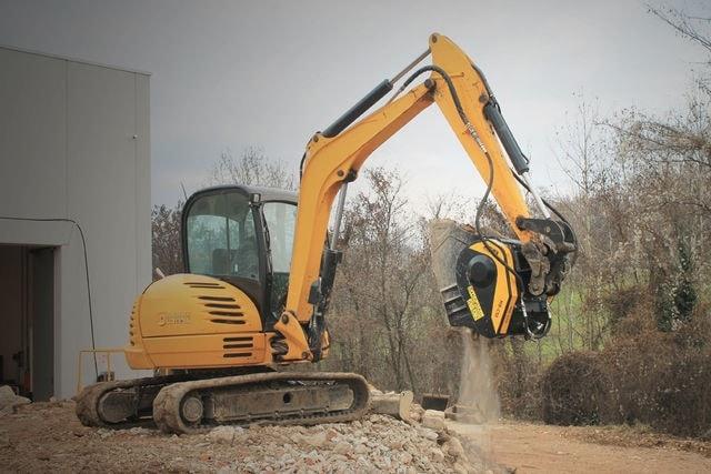 Cupa de concasare constructii MB Crusher MB-C50 S4 -- excavatoare  6 - 10 t. de vanzare