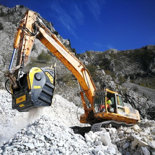 Cupa de concasare constructii MB Crusher BF 135.8 -- excavatoare 48 - 80 t. de vanzare
