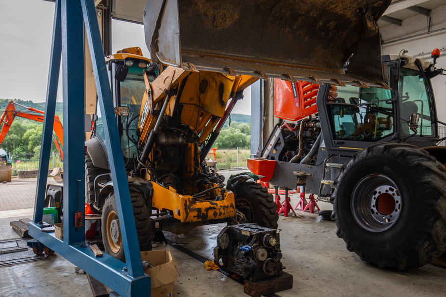 reparatii buldoexcavator stricat