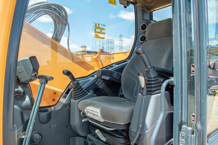 actionare excavator prin joystickuri