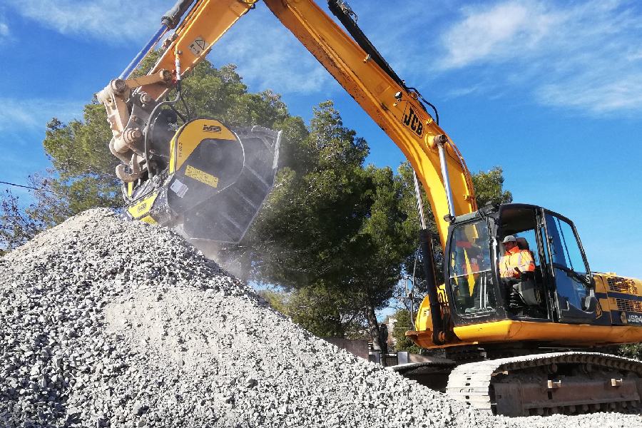 excavator industrial cu cupa de sortare