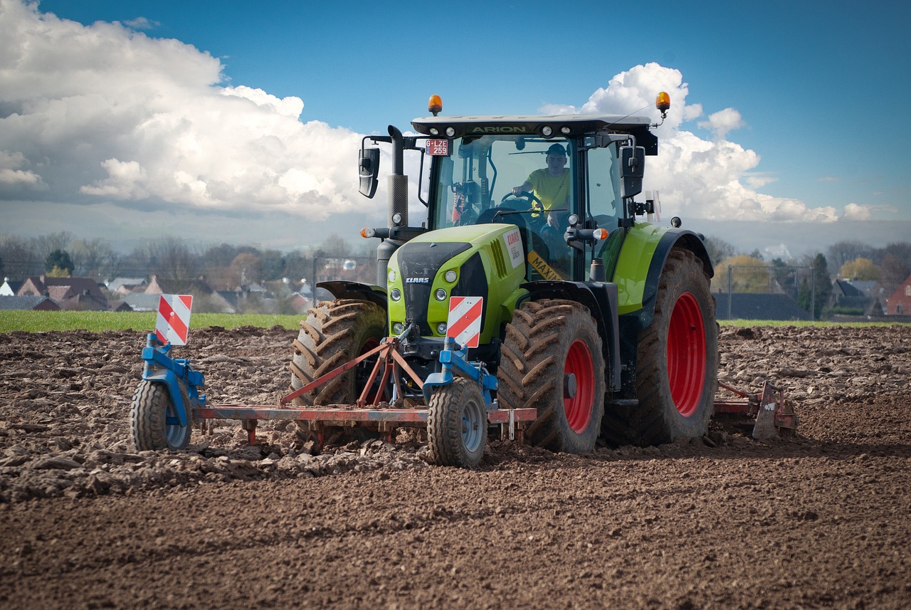 Care sunt avantajele utilizării unui tractor în agricultură?