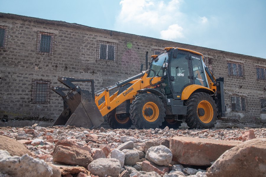 buldoexcavator de inchiriat la lucru