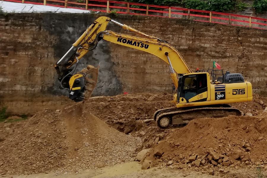 excavator la lucru dotat cu cupa