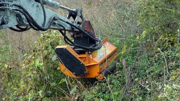 tocatoare de vegetatie excavator