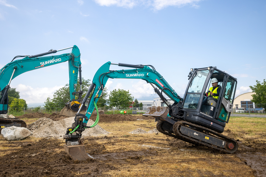 mini excavatoare in actiune pe santier