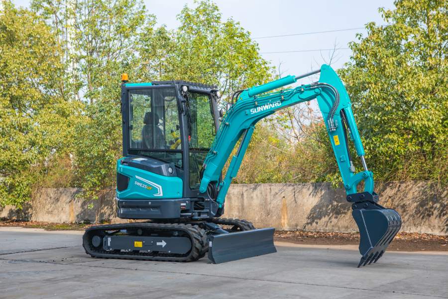 miniexcavator inchiriat pe santier