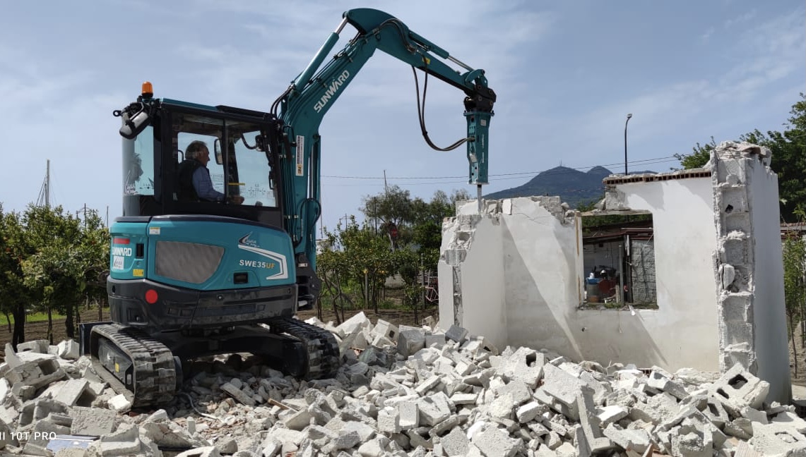 mini excavator de inchiriat