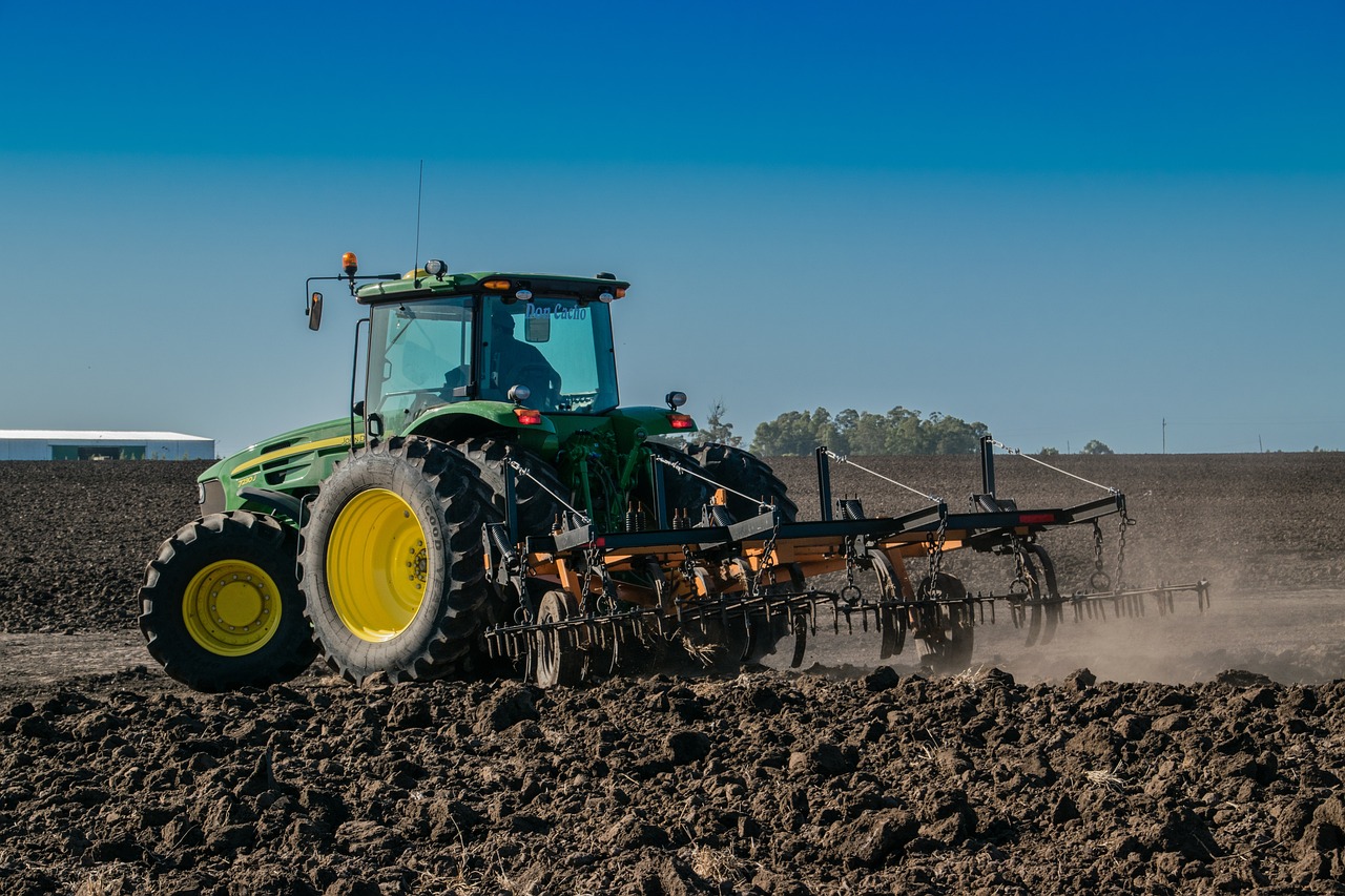 Pot adăuga accesorii sau dotări suplimentare unui tractor?