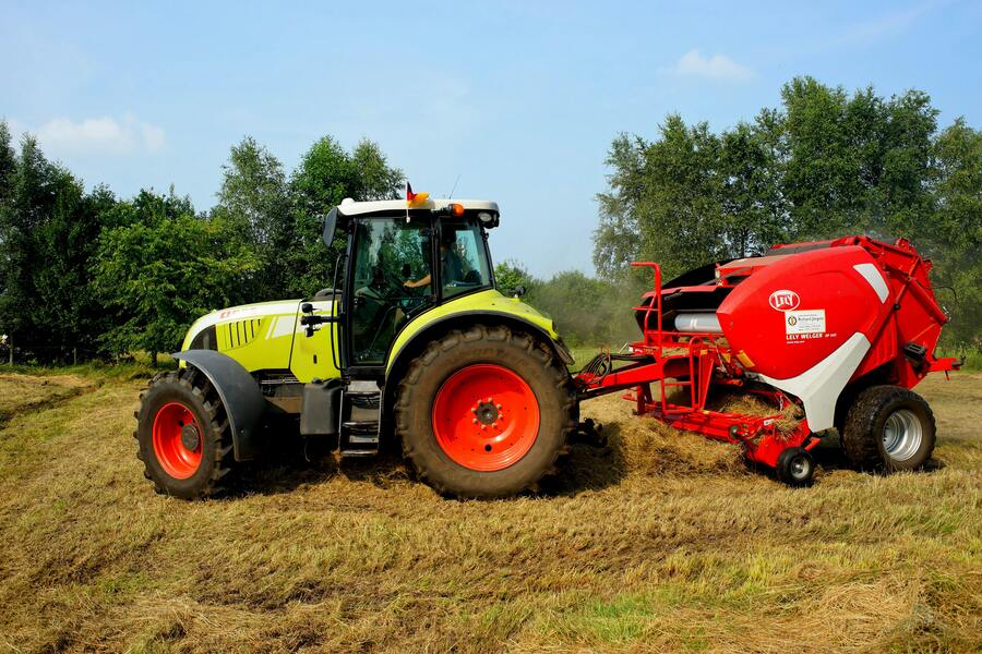 tractor cu presa de baloti