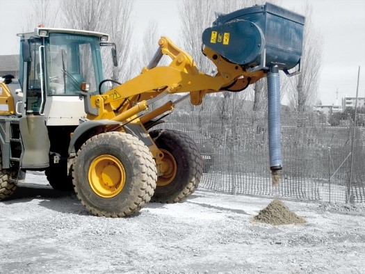 buldoexcavator cu cupa malaxor