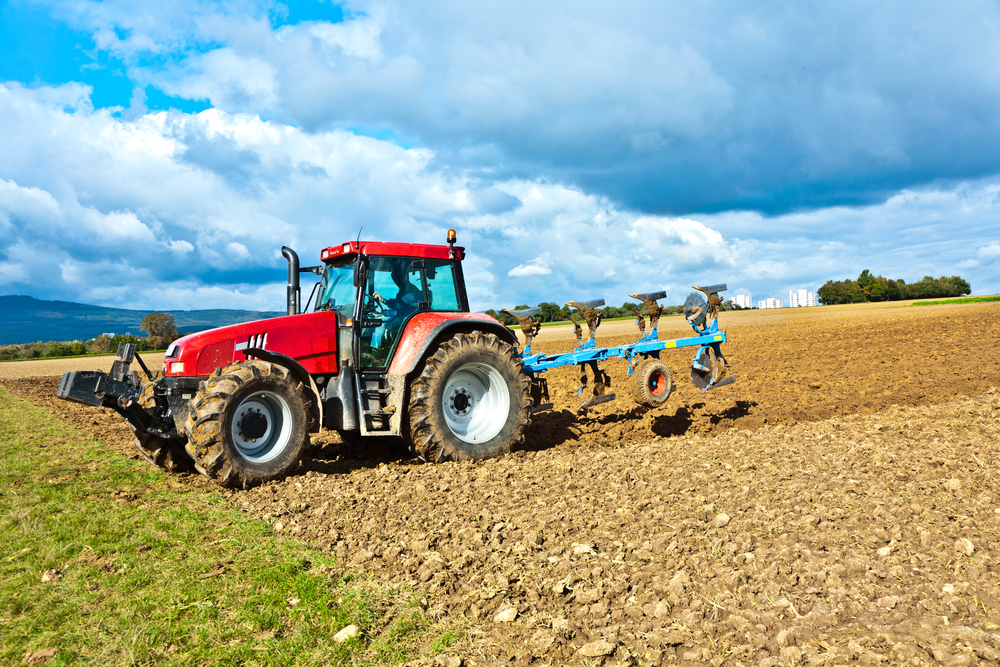 tractor la arat