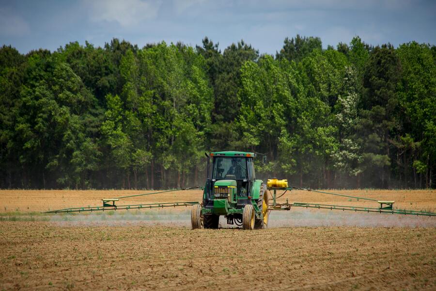 tractor cu masina de erbicidat