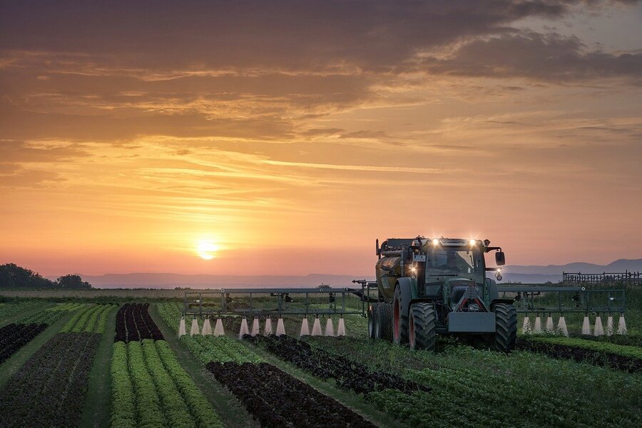 tractor care erbicideaza