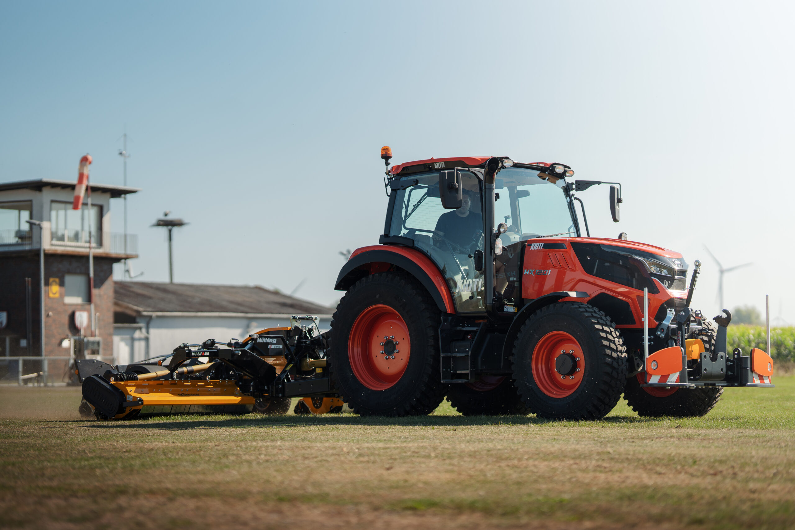 Tractor Kioti HX 1201 de 115 CP &ndash; design agresiv, faruri LED și cabină confortabilă
